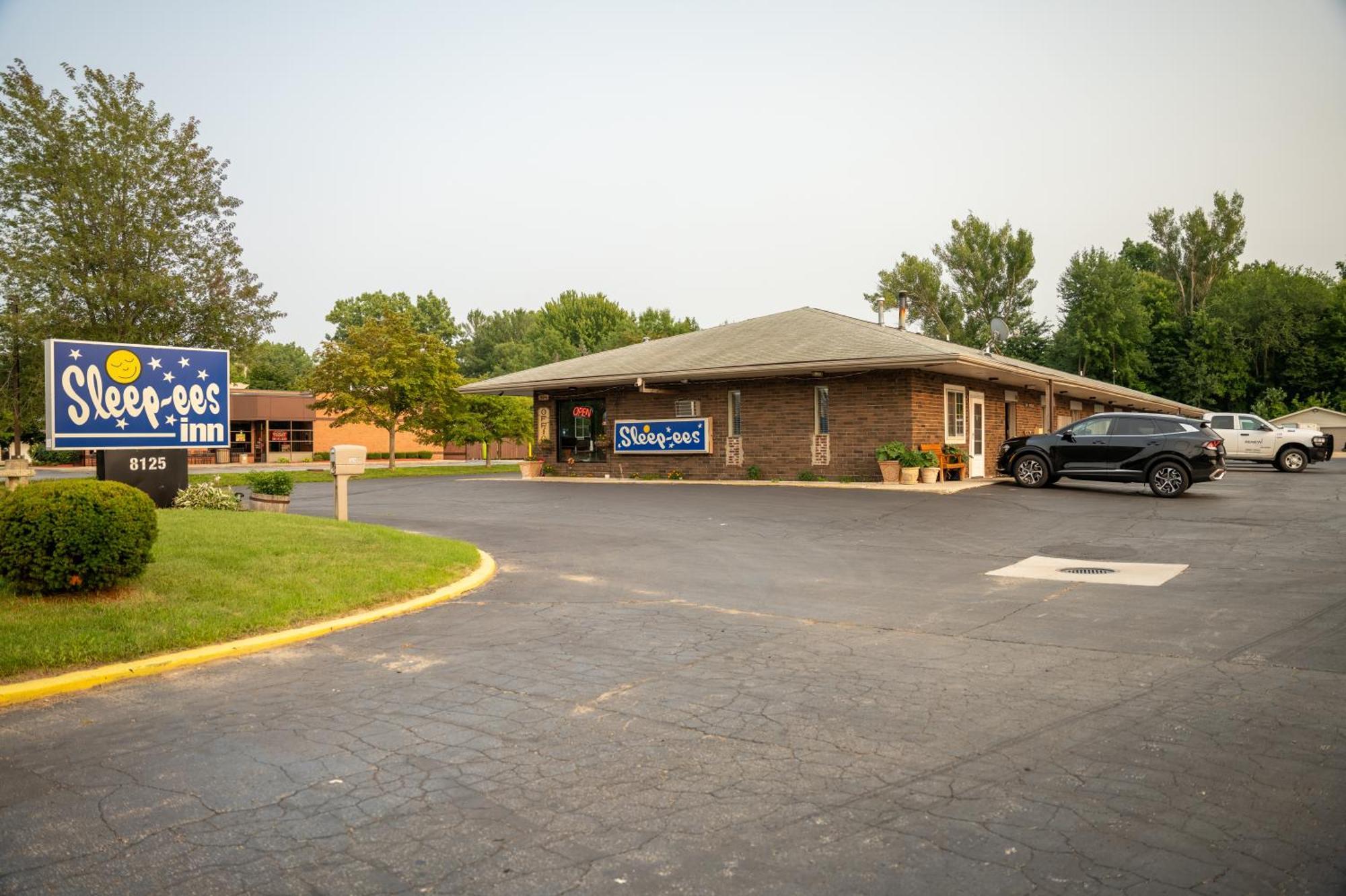 Sleep-Ees Inn, Saginaw & Frankenmuth 외부 사진